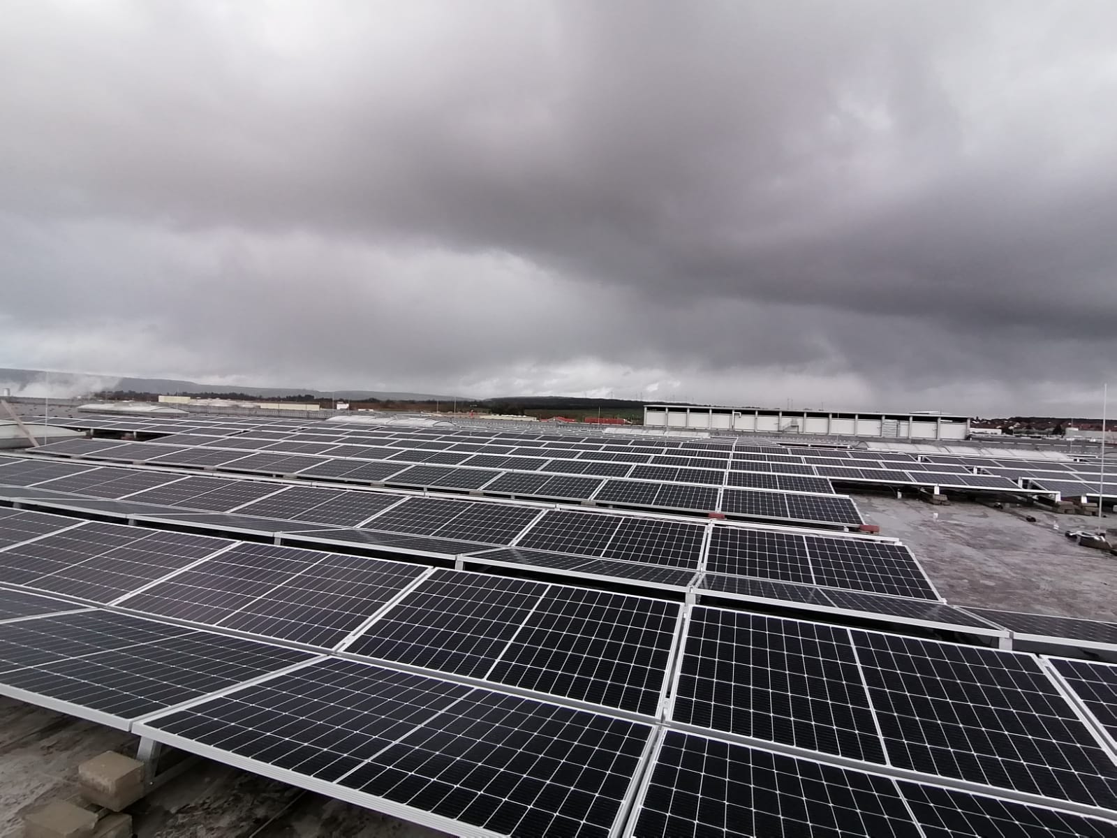 Mehrere Photovoltaik-Module auf einem schrägen Dach installiert.